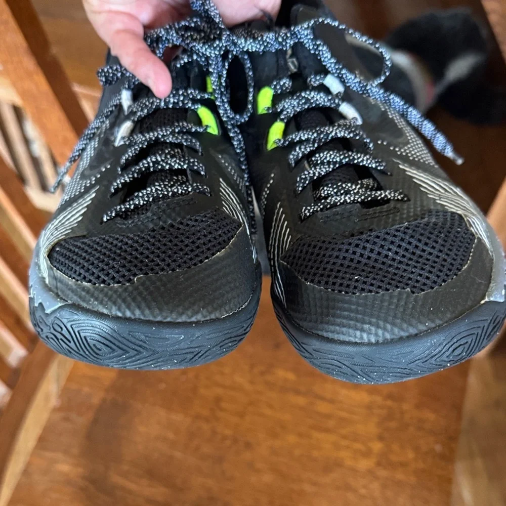 Nike Kyrie Irving Kids Black Sneakers with Neon Green Accents size 7 Y